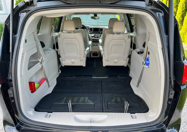 Chrysler Pacifica cena 86900 przebieg: 232231, rok produkcji 2018 z Czarne małe 781